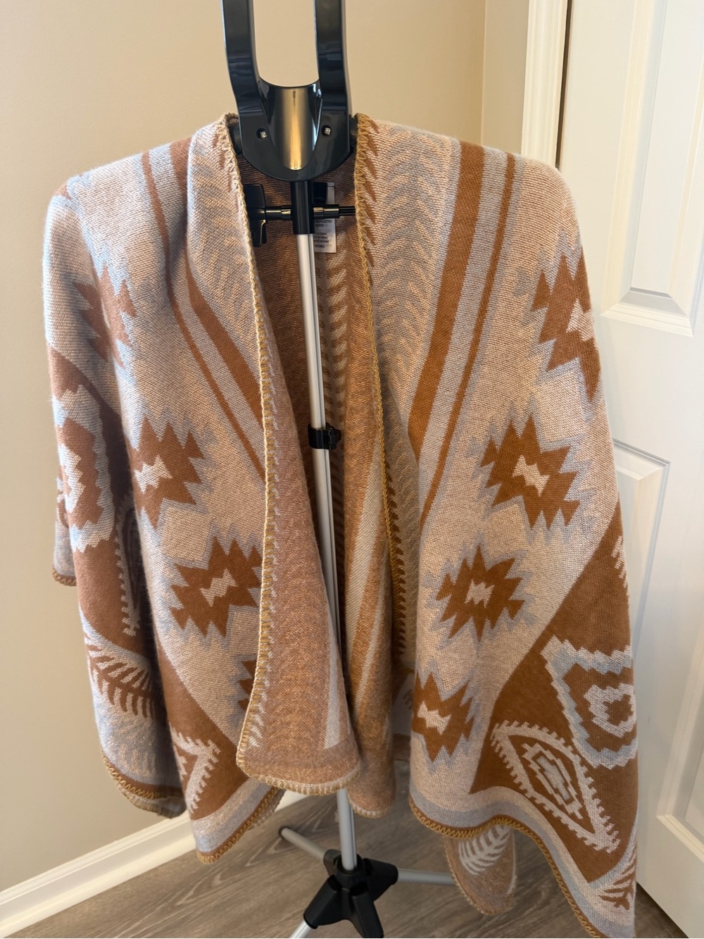 Idyllwind Aztec-Pattern Open Poncho in Tan & Cream